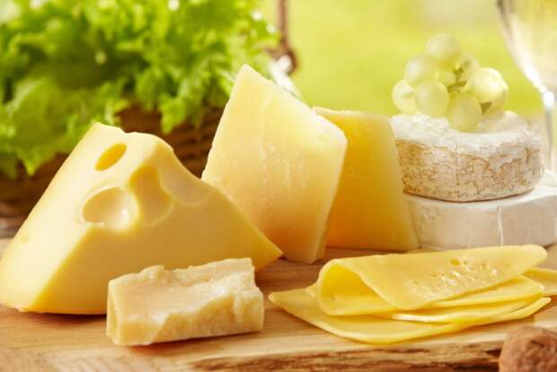 Натуральный сыр имеет молочный вкус и запах / Фото: thedenverear.com