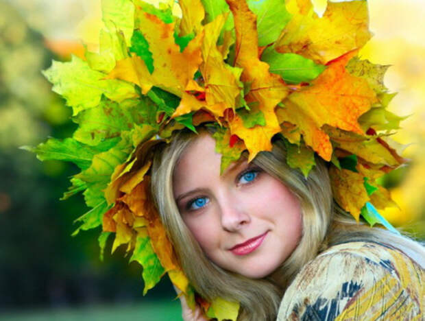 блондинка с листьями