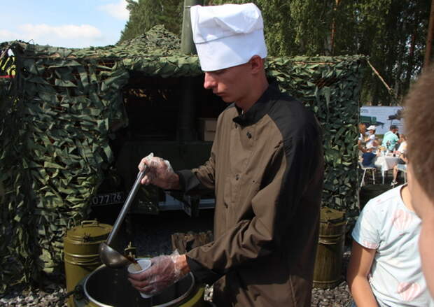 Военнослужащие ЦВО провели акцию «Солдатская каша» на площадке форума «Армия-2022» в Екатеринбурге