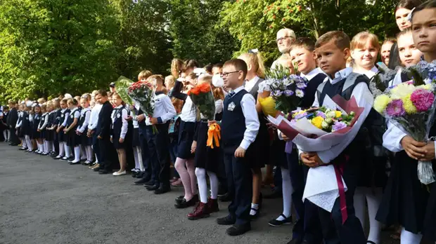Минпросвещения разрешит традиционные линейки в школах 1 сентября