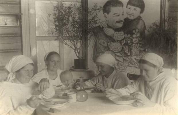 Обед кормящих матерей в яслях Неизвестный автор, 1940-е, Владимирская обл., г. Муром, Муромский историко-художественный музей.