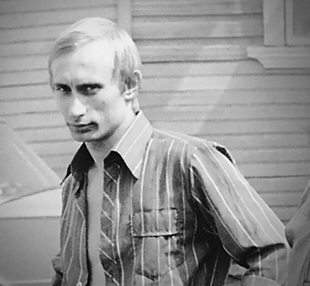 Молодой Путин смотрит на вас, как на сторонников Навального