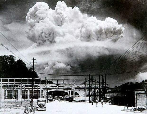 Момент взрыва атомной бомбы в Нагасаки 9 августа 1945 года