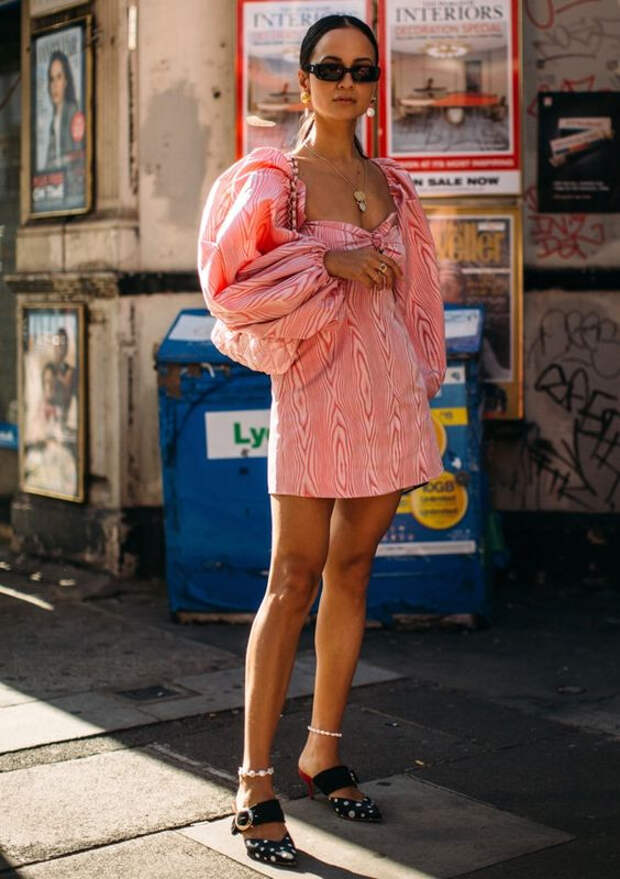 розовое платье с объемными рукавами
