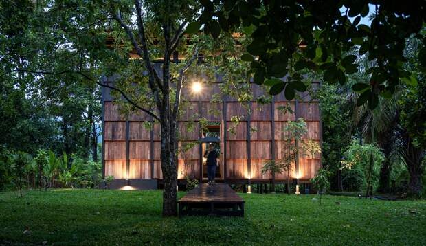 Лесная хижина с фасадами из обожженного дерева в Таиланде