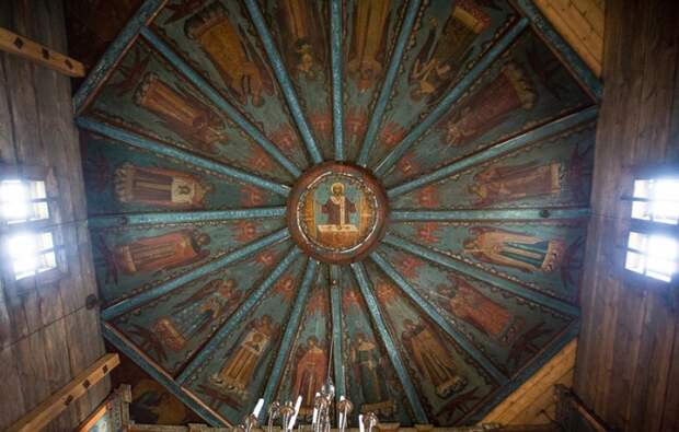 Под куполом изображен Иисус Христос с 16 херувимами.