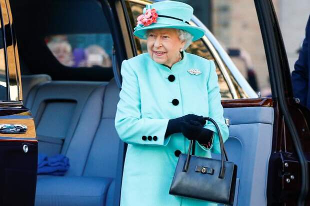 Интересней, чем кажется: как королевские особы используют дамские сумочки