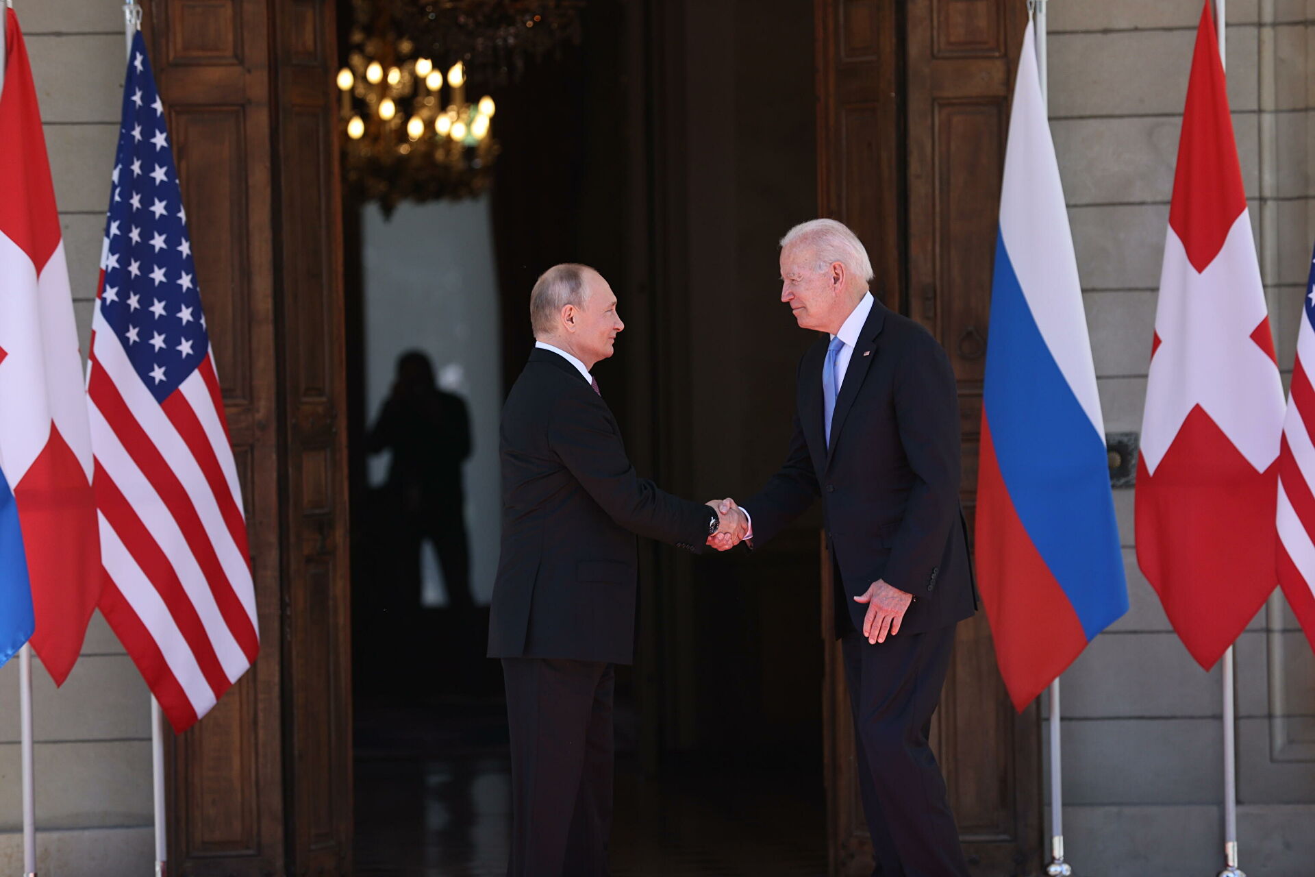 Президент РФ Владимир Путин и президент США Джо Байден во время встречи в Женеве на вилле Ла Гранж Президент РФ Владимир Путин и президент США Джо Байден во время встречи в Женеве на вилле Ла Гранж - РИА Новости, 1920, 17.06.2021