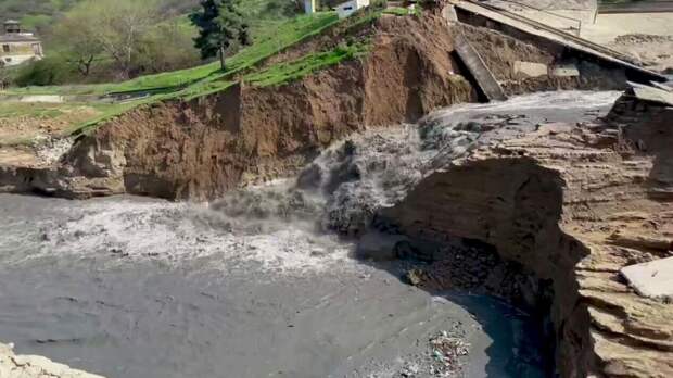 Рабочий открыл ливнёвку и предотвратил затопление села в Дагестане