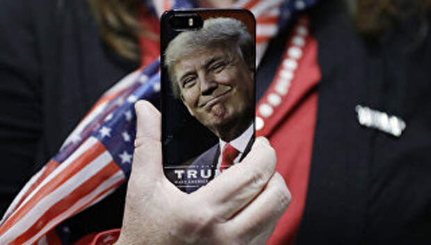 Женщина держит телефон с фотографией Дональда Трампа во время предвыборной кампании в США. Архивное фото Женщина держит телефон с фотографией Дональда Трампа во время предвыборной кампании в США. Архивное фото