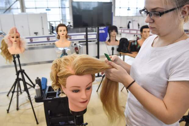 На одном из факультетов Первого Московского образовательного комплекса обучают парикмахерскому делу/ Агентство "Москва"