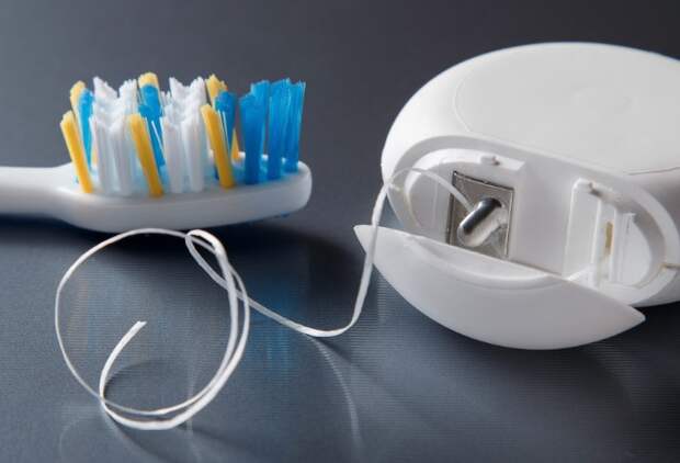 Воспользуйтесь зубной нитью, чтобы проверить свежесть дыхания / Фото: familystr.com