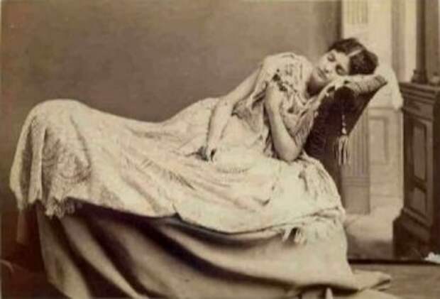 Фотографии с умершими родственниками, популярные в Викторианскую эпоху (10 кадров) Фотографии с умершими родственниками, популярные в Викторианскую эпоху (10 кадров)