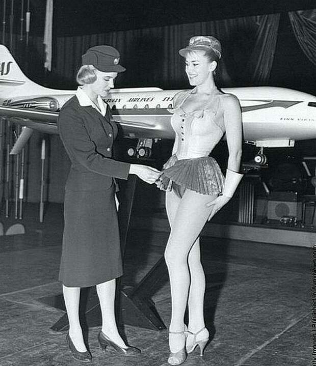 Стюардессам в 1960-х годах часто приходилось носить откровенную униформу, чтобы соблазнить потенциальных клиентов. (Думаю, шутка)