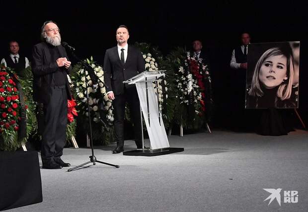 Александр Дугин (слева) на церемонии прощания с дочерью Дарьей. Фото: Владимир ВЕЛЕНГУРИН