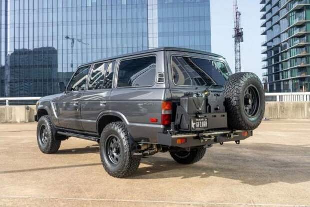 Модифицированный Toyota Land Cruiser 1988 с сиденьями от BMW 5-й серии