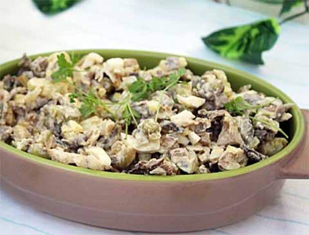 салат с говядиной и жареными грибами