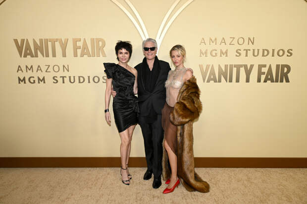 Дочь известной актрисы появилась на вечеринке Vanity Fair с полуобнаженной грудью