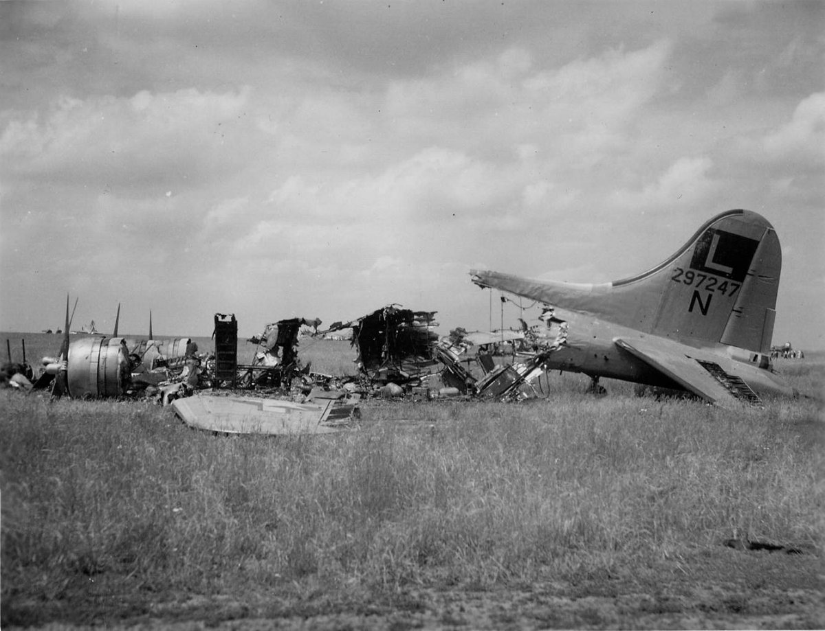 Полтавский Пирл-Харбор. Налет немецкой авиации 21 июня 1944 года на полтавский аэродром Полтавский Пирл-Харбор. Налет немецкой авиации 21 июня 1944 года на полтавский аэродром