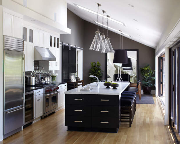 красивый интерьер кухни с черной мебелью фото