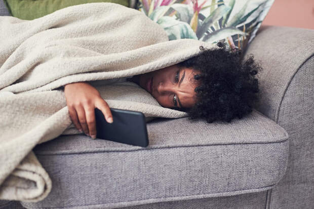 Врач Федорович посоветовал не читать новости в первые 45 минут после сна