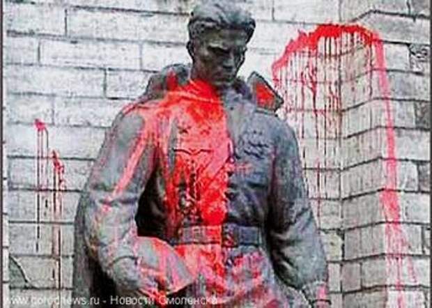 Памятник советскому солдату оскверненный