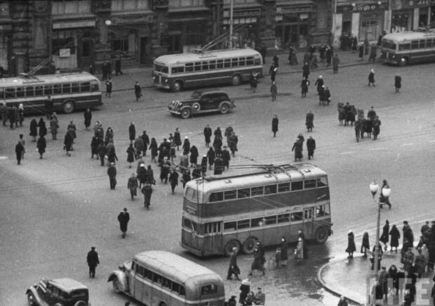 ЯТБ-3 на московских улицах. На заднем плане, кстати, аж три троллейбуса МТБ-82. ЯТБ-3 на московских улицах. На заднем плане, кстати, аж три троллейбуса МТБ-82. СССР, авто, автобус, кино, москва, общественный транспорт, троллейбус