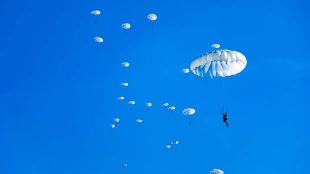 Бойцы ВВО отработали десантирование с парашютом в Приморском и Хабаровском краях