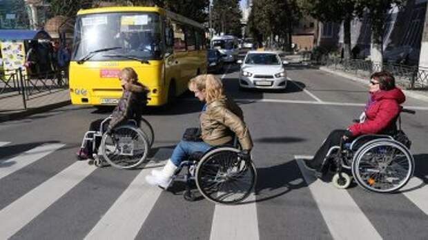 Инвалиды в колясках, Сочи. Архивное фото