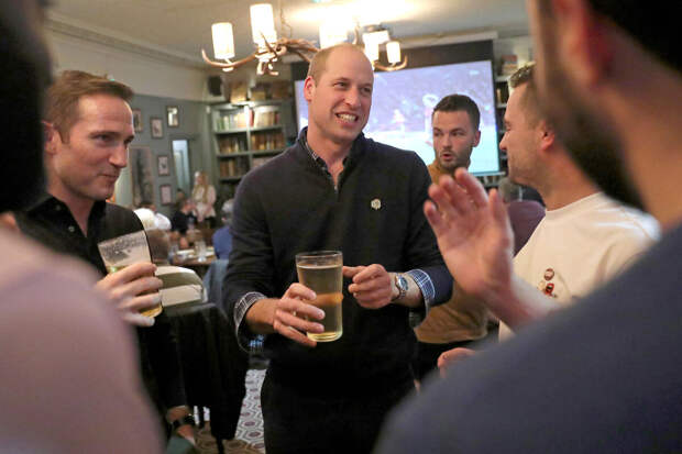 Принц Уильям своей страстью к пиву возобновил работу баров