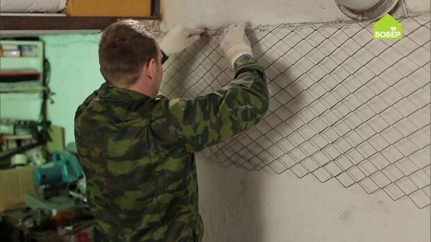 Стенд для инструментов из сетки-рабицы