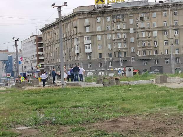 В Новосибирске начали работу по установке стелы на площади Калинина