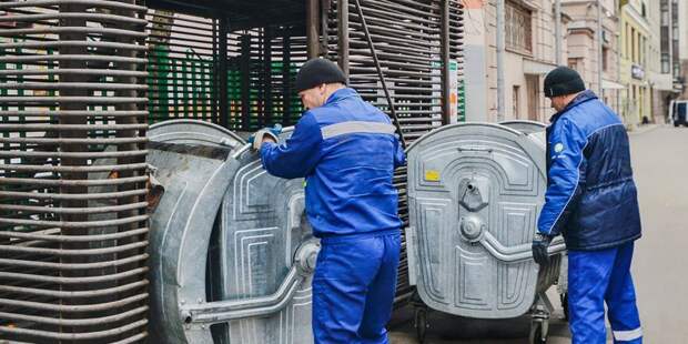 Коммунальщики опустошили переполненные контейнеры на Сенежской