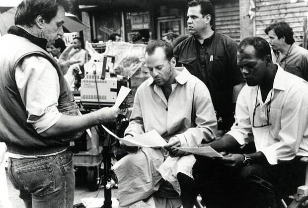 Movie director John McTiernan, Bruce Willis, and Samuel L. Jackson on the set of the movie Die Hard, 1988 PUBLICATIONxNOTxINxITA