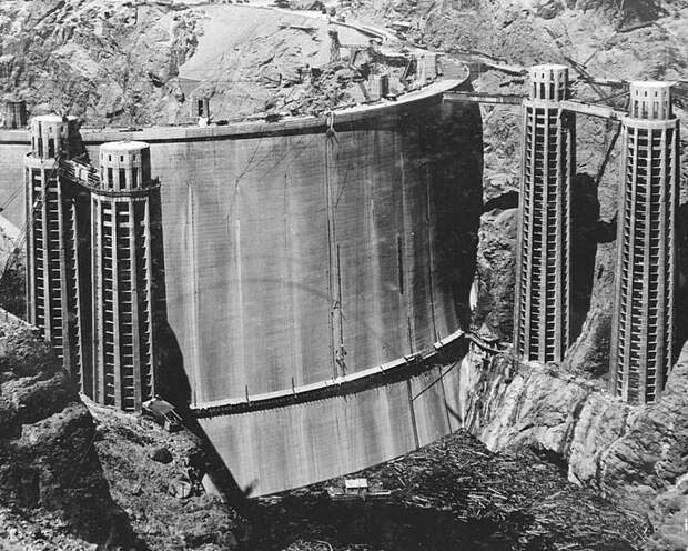 Редкий снимок задней части плотины Гувера до того, как она была заполнена водой. 1936