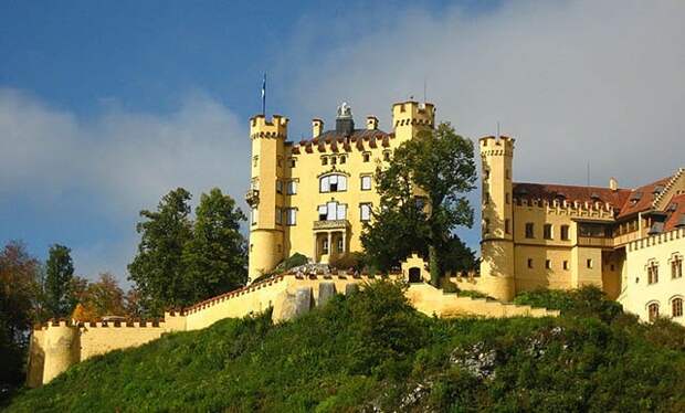 Замок Хоэншвангау – сказочный готический замок, расположенный в живописных горах Баварии