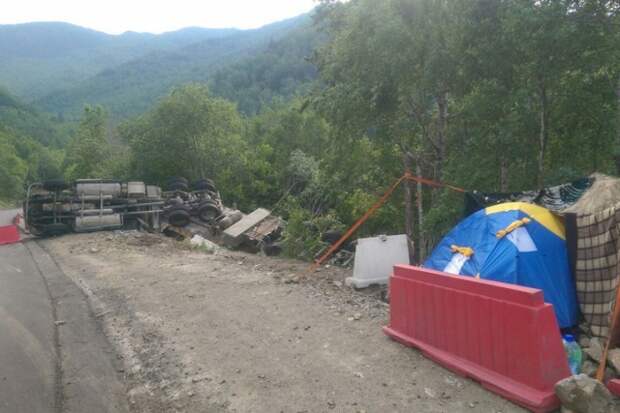 Живущего в палатке возле трассы под Иркутском дальнобойщика спасли пользователи соцсетей добро, дтп, люди, спасение