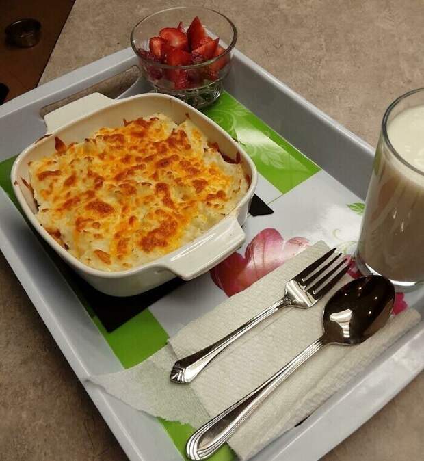 "Я ухаживаю за пожилым отцом, стараюсь делать ему что-нибудь вкусненькое. Сегодня - пастуший пирог, клубника и сливки"