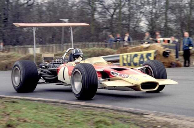Lotus 49 1968 года: антикрыло на высоких стойках крепится непосредствненно к кулакам задней подвески. авто, автогонки, автомобили, автоспорт, гонки, гоночный автомобиль, спорт, технологии