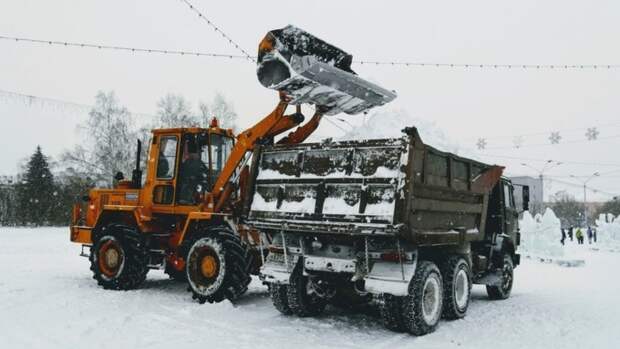 В конце недели более 100 единиц техники убирали снег на улицах Барнаула
