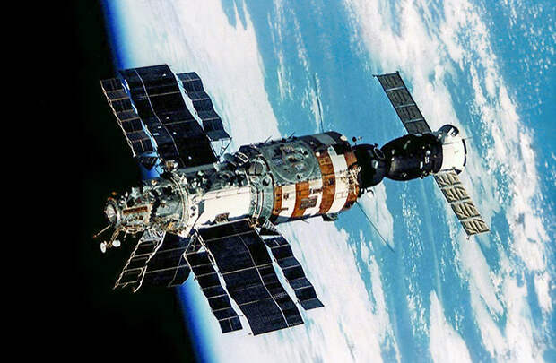 Орбитальная станция «Салют-7» со спутником серии «Искра» на борту. Фото: mirvremeni.ru