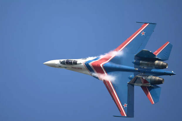 Пилотажники против НАТО: «Русские витязи» впервые перехвачены над Баренцевым морем с боевыми ракетами