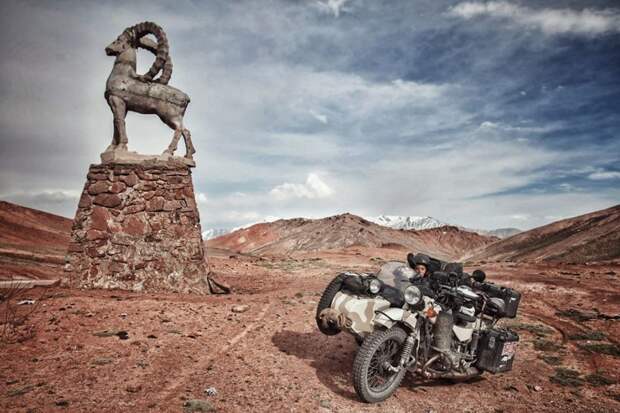 На границе Таджикистана с Кыргызстаном монголия, мотоцикл, мотоцикл с коляской, мотоцикл урал, путешественники, путешествие, средняя азия, туризм