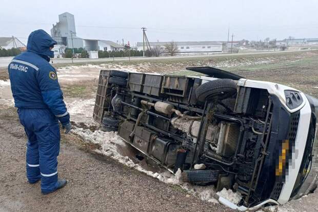 В Крыму рейсовый автобус вылетел на встречку и опрокинулся