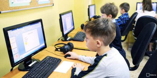 Собянин поручил открыть в текущем году 30 школьных IT-классов . Фото: mos.ru