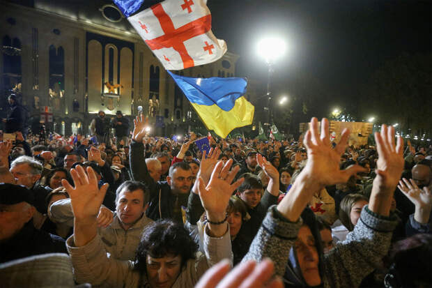 В Тбилиси проходит шествие оппозиции против результатов парламентских выборов