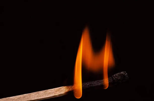 Чучело с лицом певца SHAMAN сожгли на льду Байкала