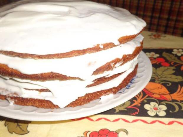 Торт из сметаны и масла рецепт. Торт бисквитный Лакомка. Торт бисквитный со сметанным. Бисквитный торт со сметанным кремом. Бисквитный сметанный торт.