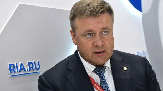 Губернатор Рязанской области Николай Любимов во время интервью на стенде МИА Россия сегодня на Петербургском международном экономическом форуме - РИА Новости, 1920, 10.02.2021