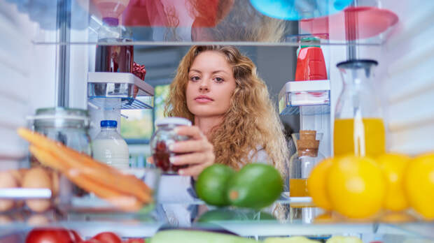 Портятся мгновенно, даже яйца: какую еду нельзя хранить в холодильнике